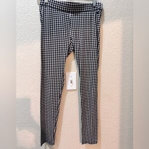 Pink Victoria’s Secret houndstooth print leggingleggings, size medium